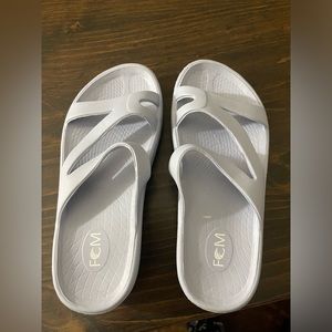 FCM Island Surf company Sandals slides W 9 M 7